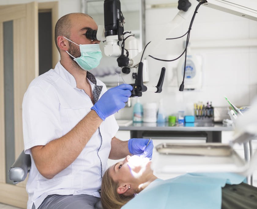 dentista hombre tratando endodoncia paciente mujer dentista hombre tratando endodoncia paciente mujer