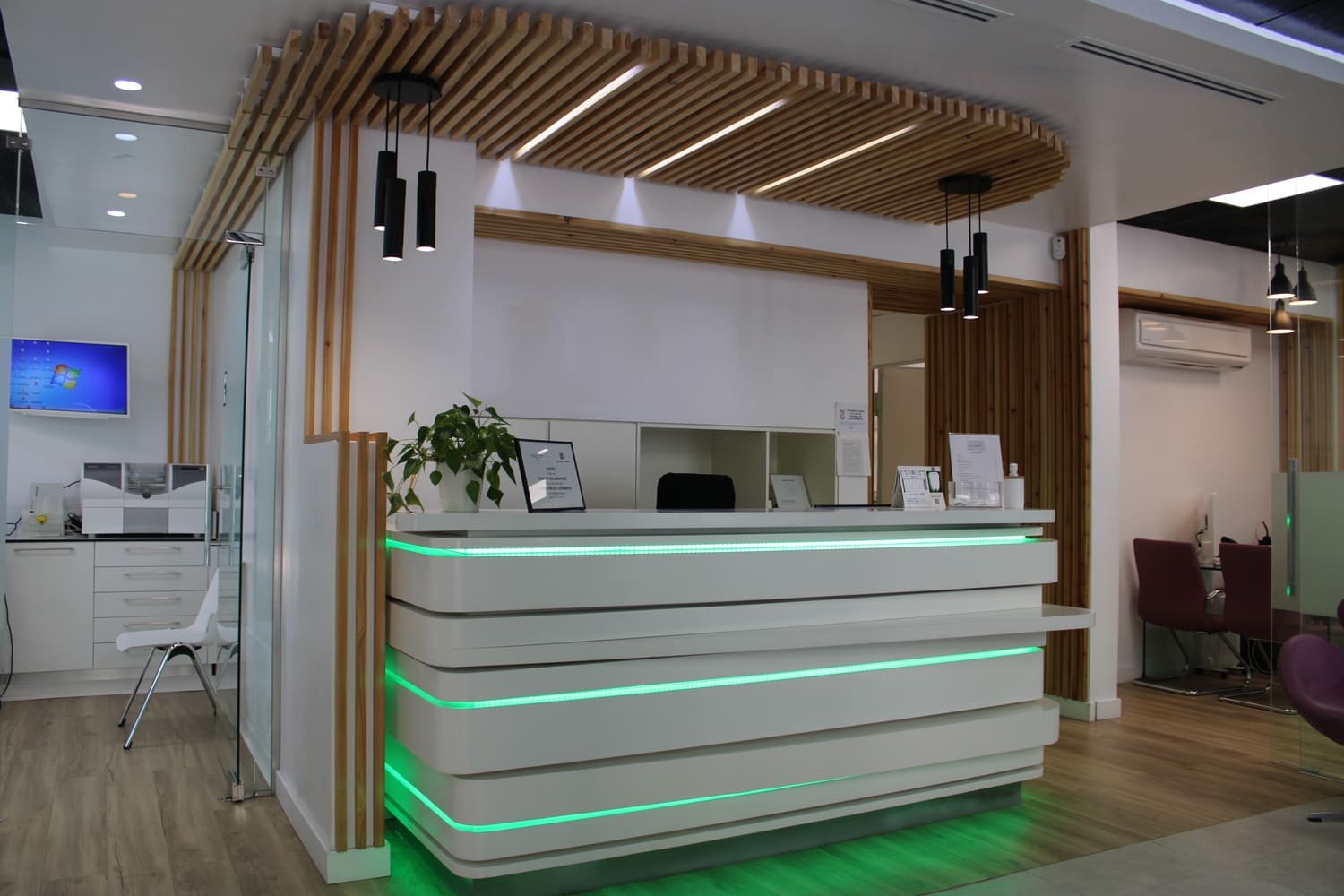 garantia dental barrio quintana madrid recepcion clinica dental con iluminacion led verde y mostrador moderno garantia dental barrio quintana madrid recepcion clinica dental con iluminacion led verde y mostrador moderno