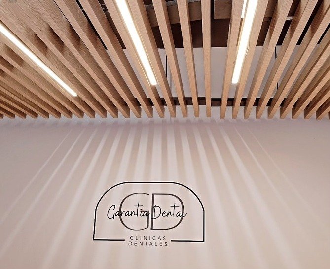 logo pared garantia dental nueva clinica techo madera logo pared garantia dental nueva clinica techo madera