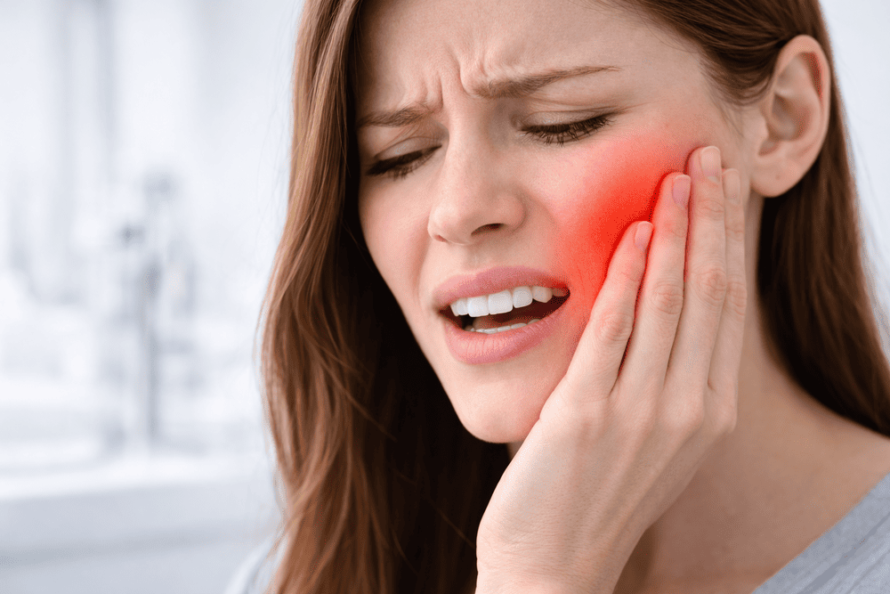 dolor muelas mujer tocandose mejilla dolor muelas mujer tocandose mejilla