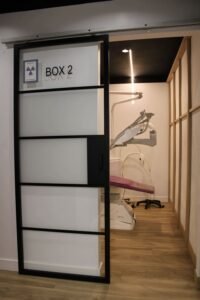 garantia dental barrio quintana madrid box dental moderno con puerta corredera panelada y equipo odontologico