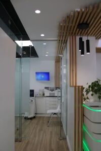 garantia dental barrio quintana madrid pasillo interior con diseno en madera y acceso a gabinetes