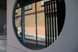 garantia dental barrio quintana madrid ventana circular de diseno con vista a exterior clinica dental
